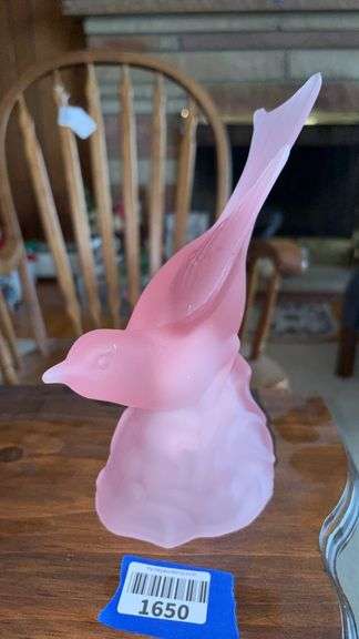 L.E. Smith pink satin glass bird figurine