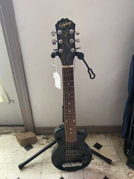 Gibson Les Paul PeeWee Epiphone mini electric guitar, w/ stand