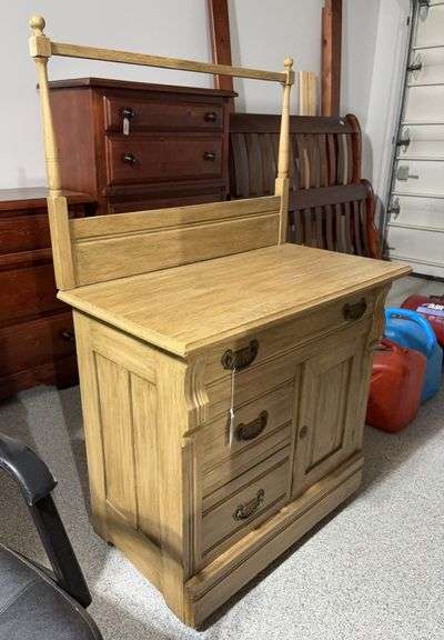 Painted Washstand w/ towel bar 33x18x52, drawer handles have been replaced