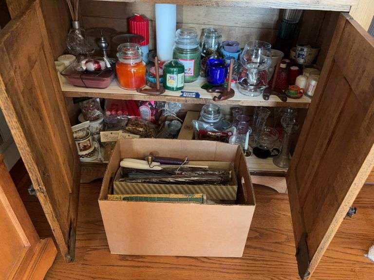 Contents of cupboard and box lot: jar candles, candles, candle accessories, potpourri