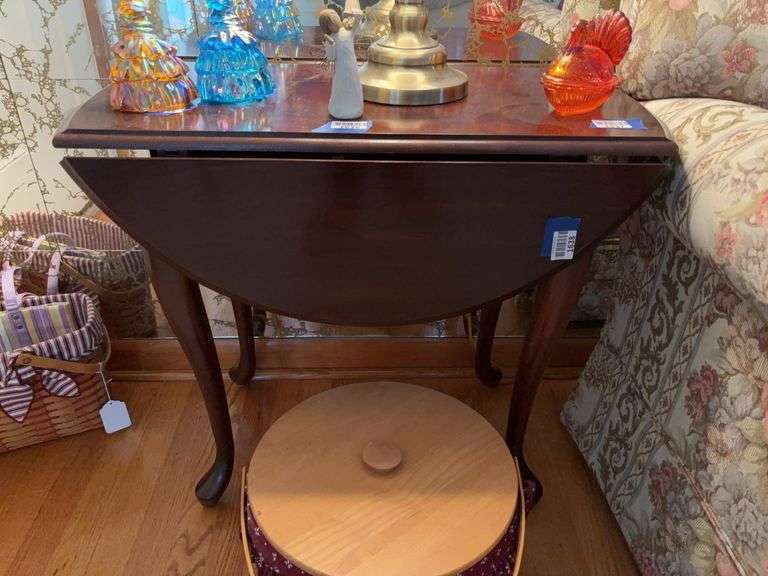 Two Queen Anne drop leaf end tables w/ cabriole legs - no contents 26x15x26