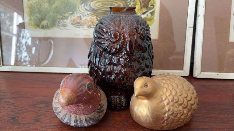 Wise Old Owl amber/brown glass bank - note chip in slot, Mexican pottery bird figure, gilt quail