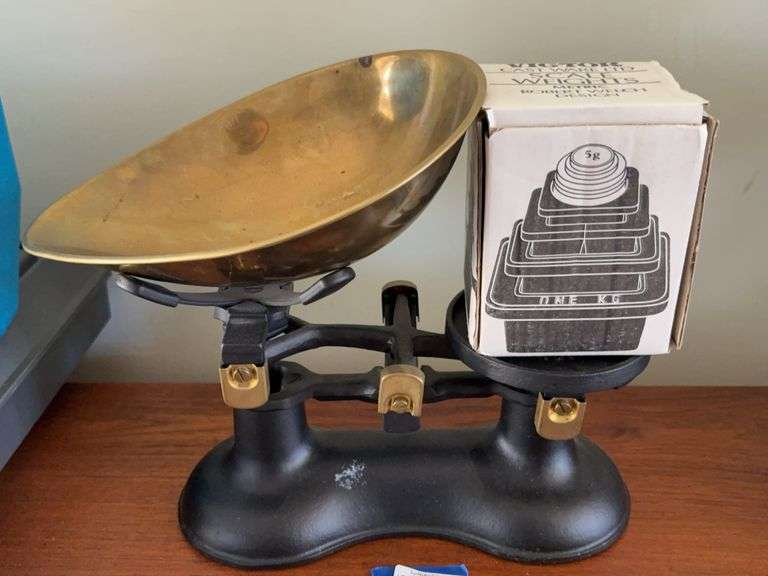 Countertop scale w/ brass pan and weight set