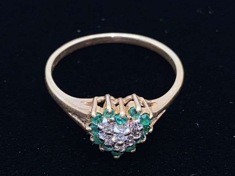 10K gold ring w/ heart pattern stones Size 6
