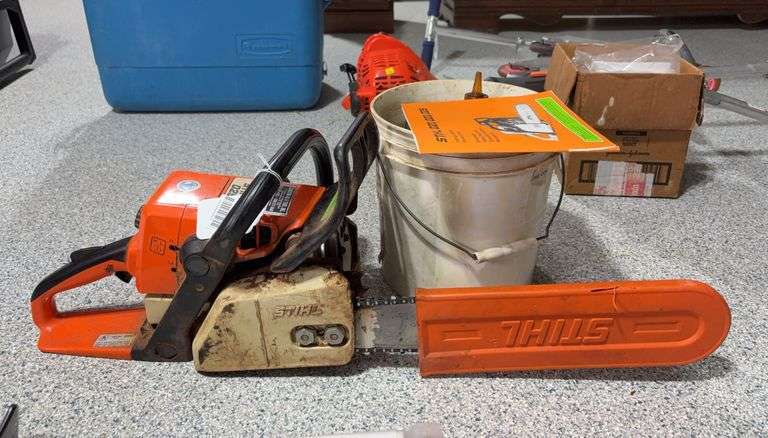 STIHL 025 Chainsaw, bucket w/ contents