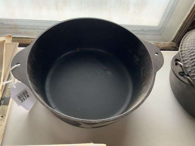 Cast iron pot w/ tab handles