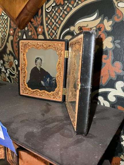 Gutta percha union case w/ double photographs