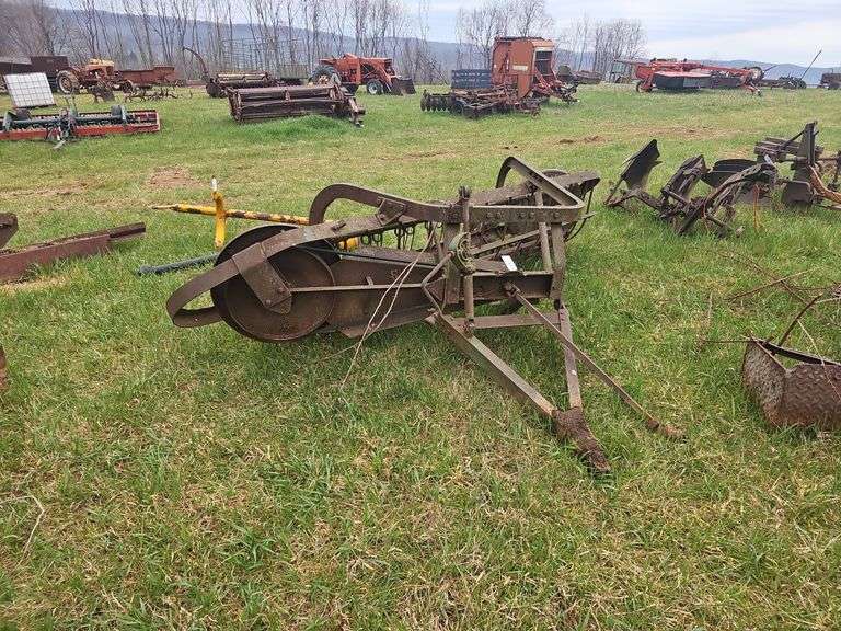John Deere 350 bar rake - Hurley Real Estate & Auctions