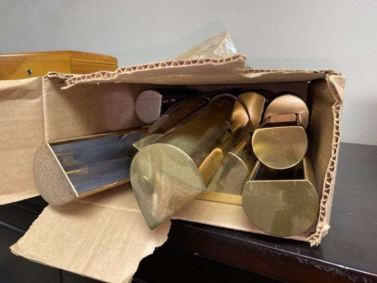 Cabinet light fixtures