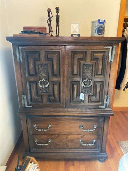 Broyhill Gentlemen’s chest, no contents, 38.5x19x54