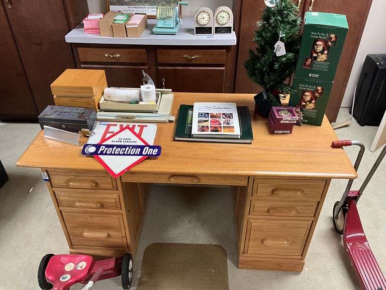 Oak office desk - no contents 60x30x30