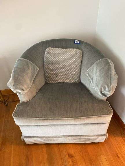 Occasional chair w/ throw pillow 31x29x26.5