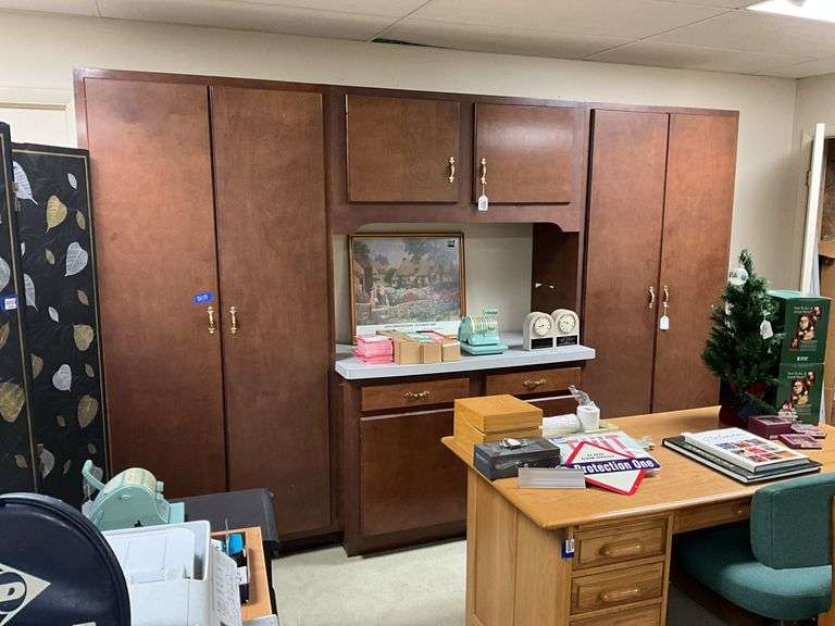 Wall unit w/ central counter - no contents 128.5x84x25