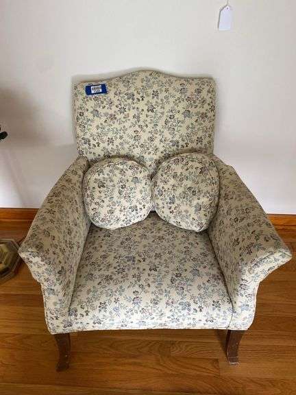 Occasional chair w/ matching throw pillows 26.5x27x30.5