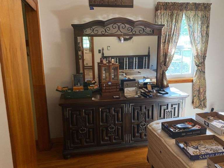 Broyhill chest of drawers, no contents 72x20x76