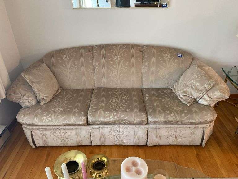 Sofa w/ matching throw pillows 86x36x32