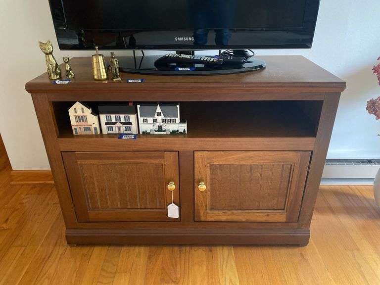 Entertainment center, no contents 39x17x27