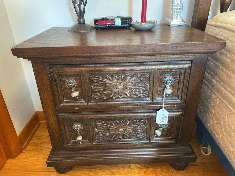 Broyhill nightstand 26x16x24, no contents