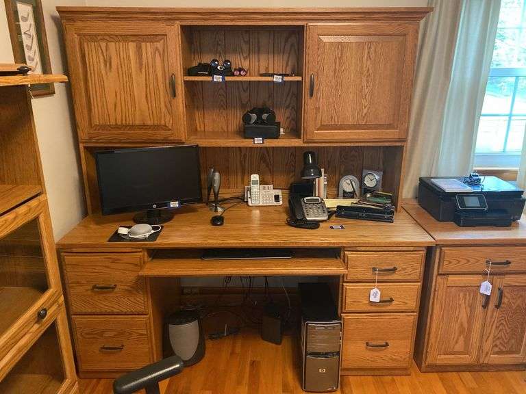 Oak computer desk, made by Blue Mountain Woodcraft in Shippensburg, Pa.,  no contents 67.5x27x70