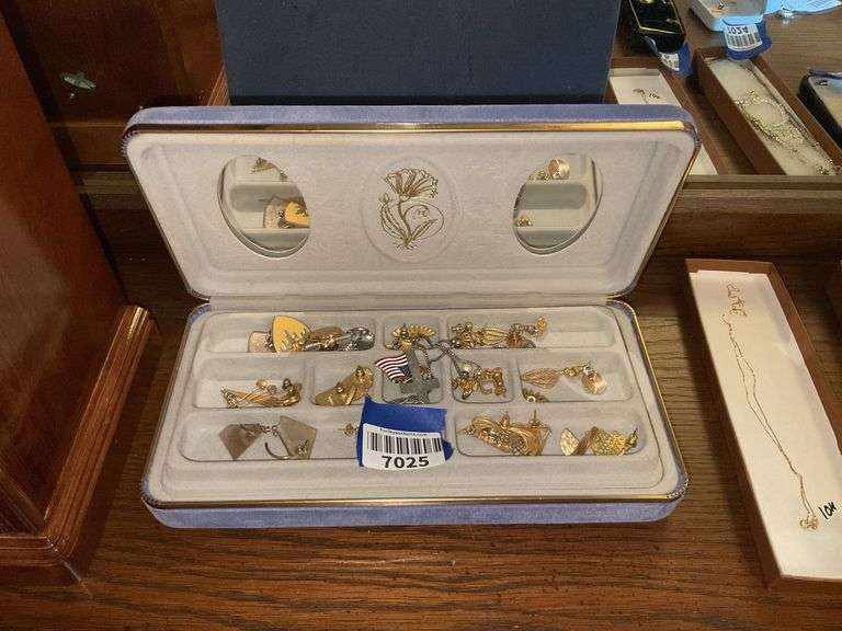 Jewelry box w/ pierced earrings