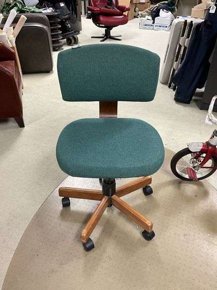 Swivel desk chair