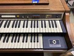 Hammond electric organ w/ bench 44x24.5x36.5