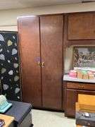 Wall unit w/ central counter - no contents 128.5x84x25