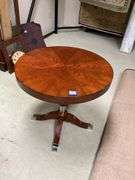 Round pedestal stand w/ chrome accents 28x26