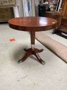 Round pedestal stand w/ chrome accents 28x26