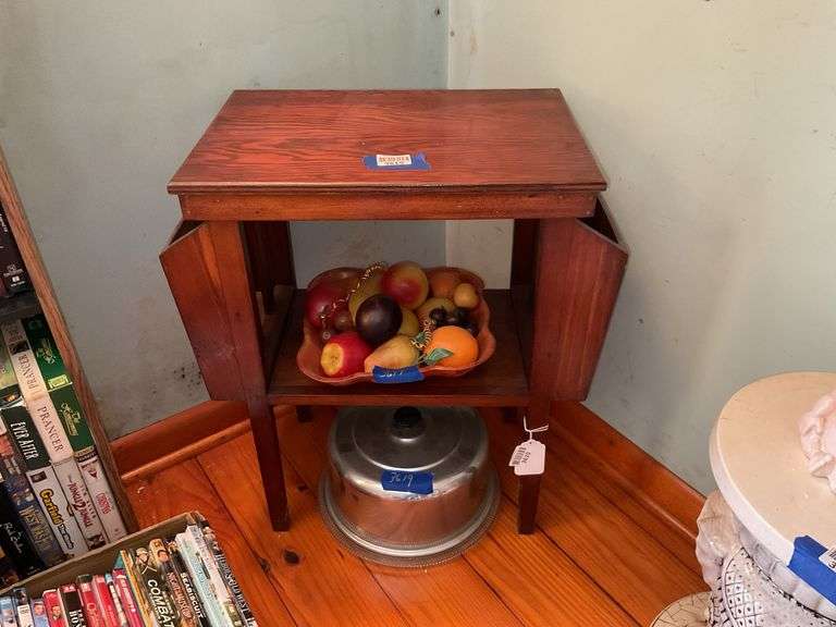 2-tier stand w/ side magazine pockets - no contents 22x12.5x25