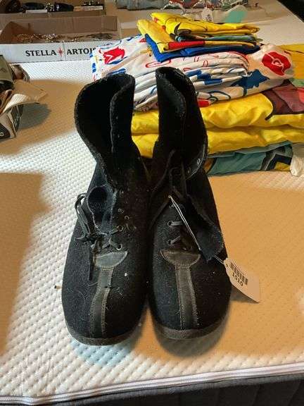 Vintage B.E. Goodrich black suede lace up boots