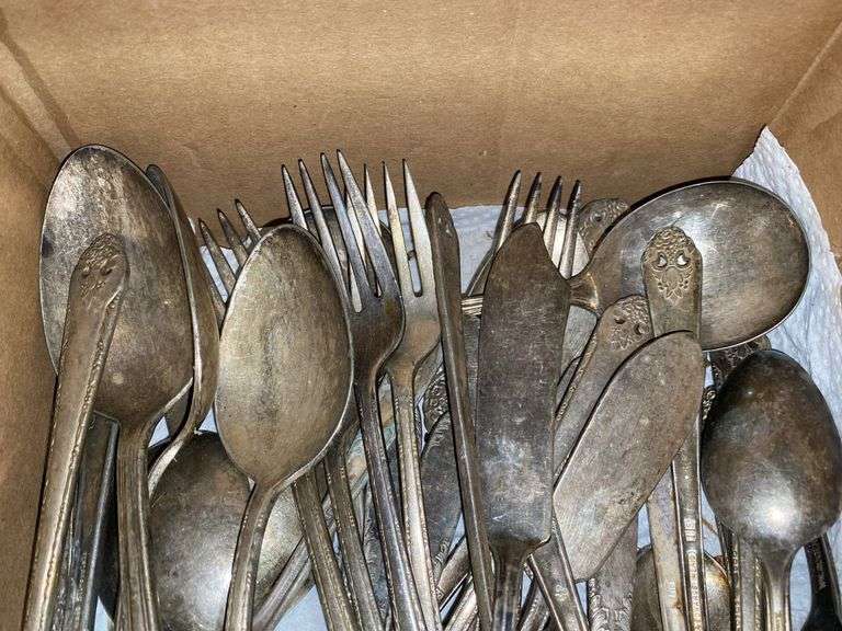 Mixed silverplated flatware