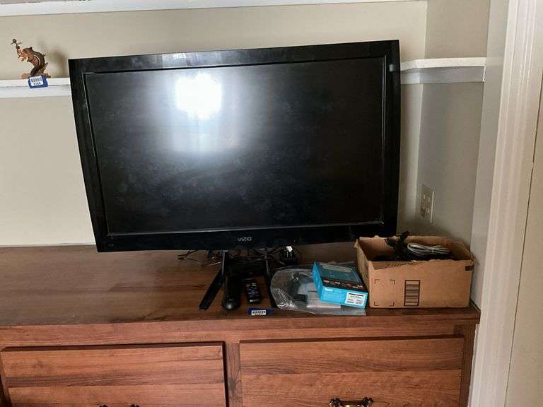 Vizio TV model: M370MV w/ remotes, cables