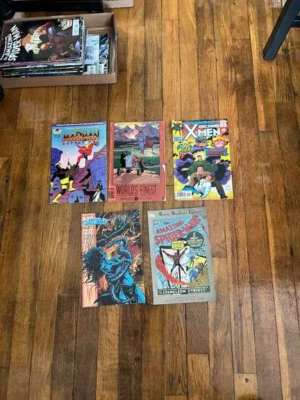 Comic book lot including: Catwoman, Wolverine, Spider-Man, Avengers