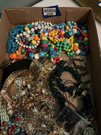 Costume jewelry: beads, chains
