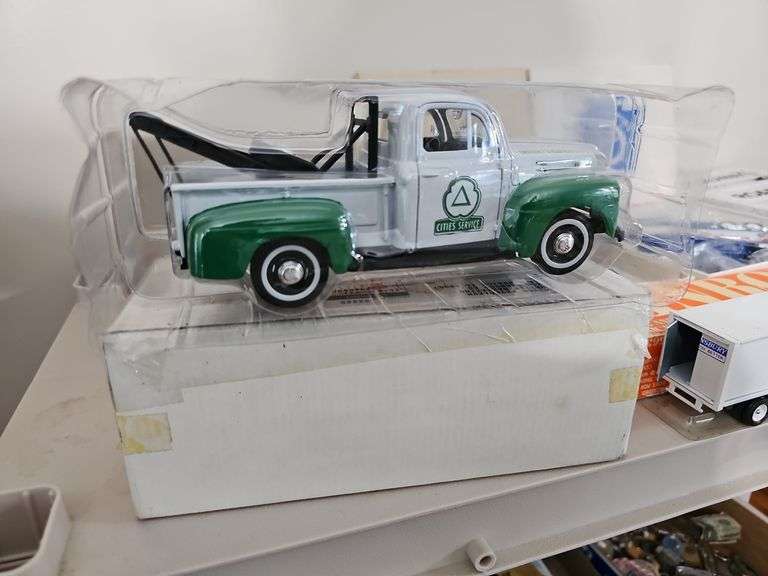 1949 Ford wrecker Cities Service truck model