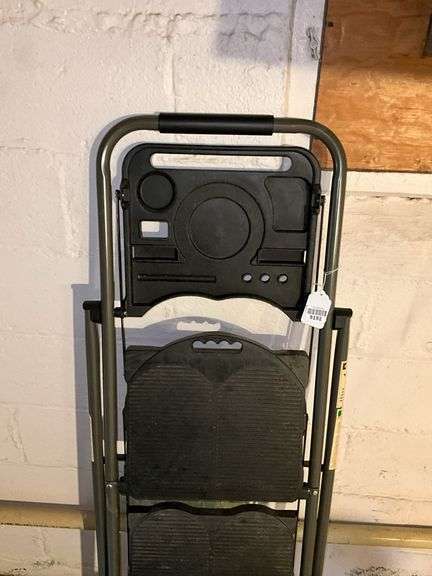 Folding step ladder