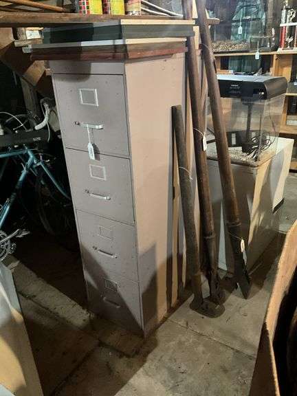 4-drawer metal file cabinet - no top contents
