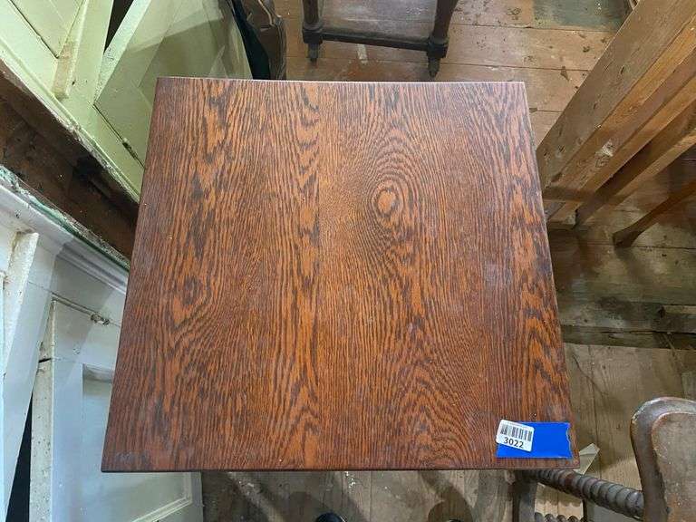 Oak parlor stand w/ turned legs 20x20x29.5