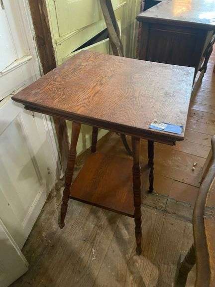 Oak parlor stand w/ turned legs 20x20x29.5