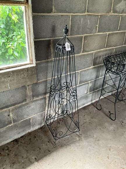 Wire garden obelisk trellis