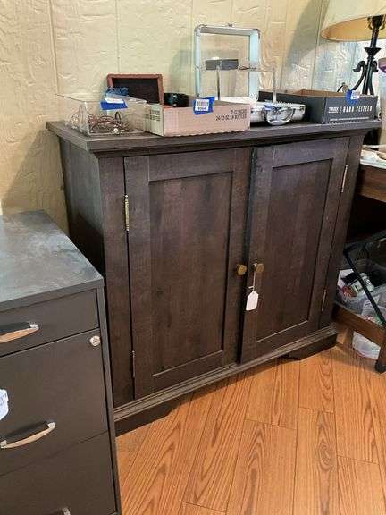 2-door wooden side cabinet - no contents 39.5x14.5x36