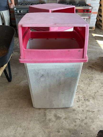 Rubbermaid Trash can