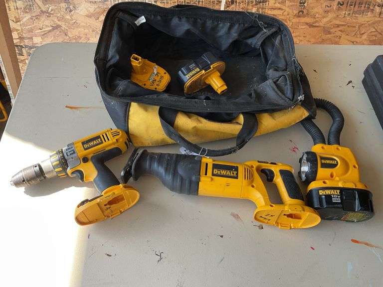 Dewalt 18V set in bag, 3 batteries, drill, reciprocating saw and light