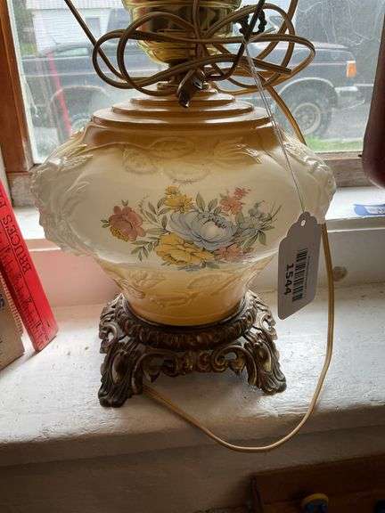 Electric parlor lamp w/ roses in relief, and floral decor
