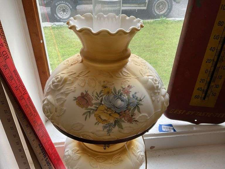 Electric parlor lamp w/ roses in relief, and floral decor