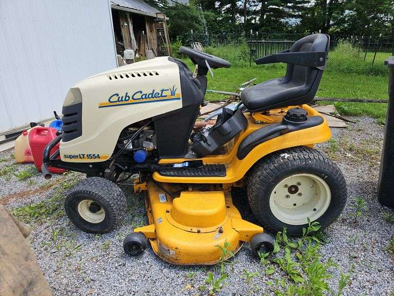 Cub Cadet Super LT1554 Series 1500 riding tractor, 54" cut