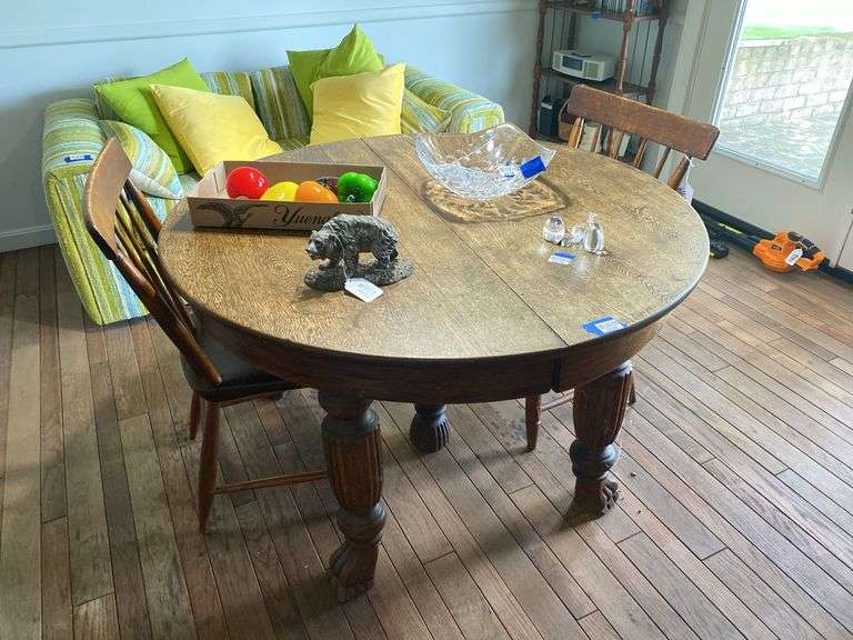 Turn-of-the-century round oak extension table w/ heavy reeded legs w/ lion paw feet, five leaves t45x45x27, 5 leaves, 12 In