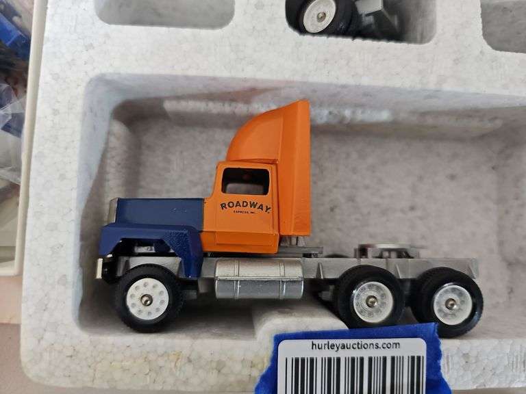 Winross Roadway double trailer truck model in box