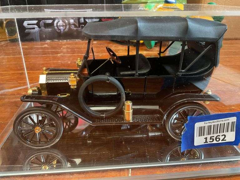 Franklin Mint 1913 Ford Model T car model in case, w/ letter